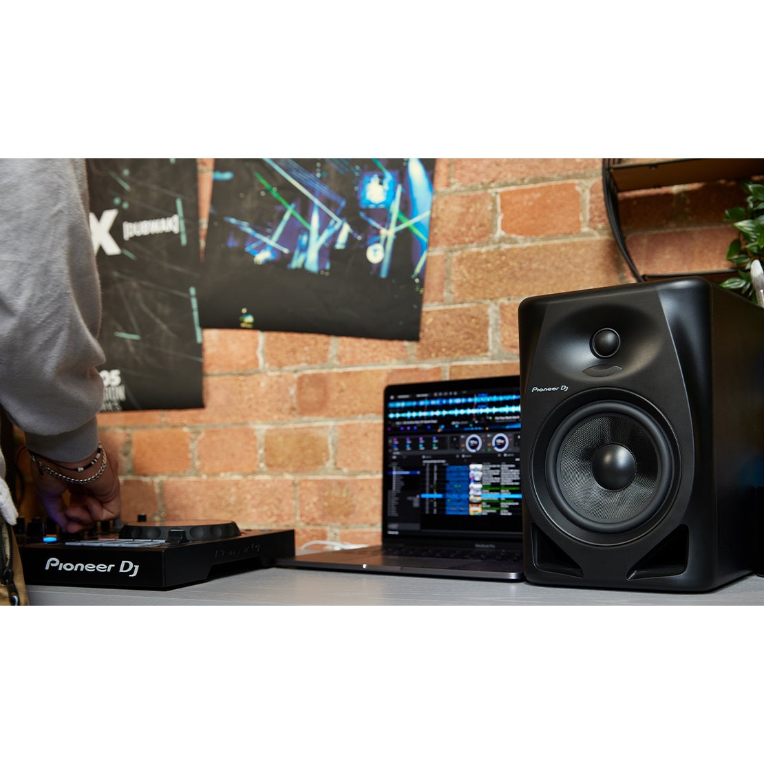 Pioneer DJ DM-50D 5-inch Active Monitor Speakers - Black